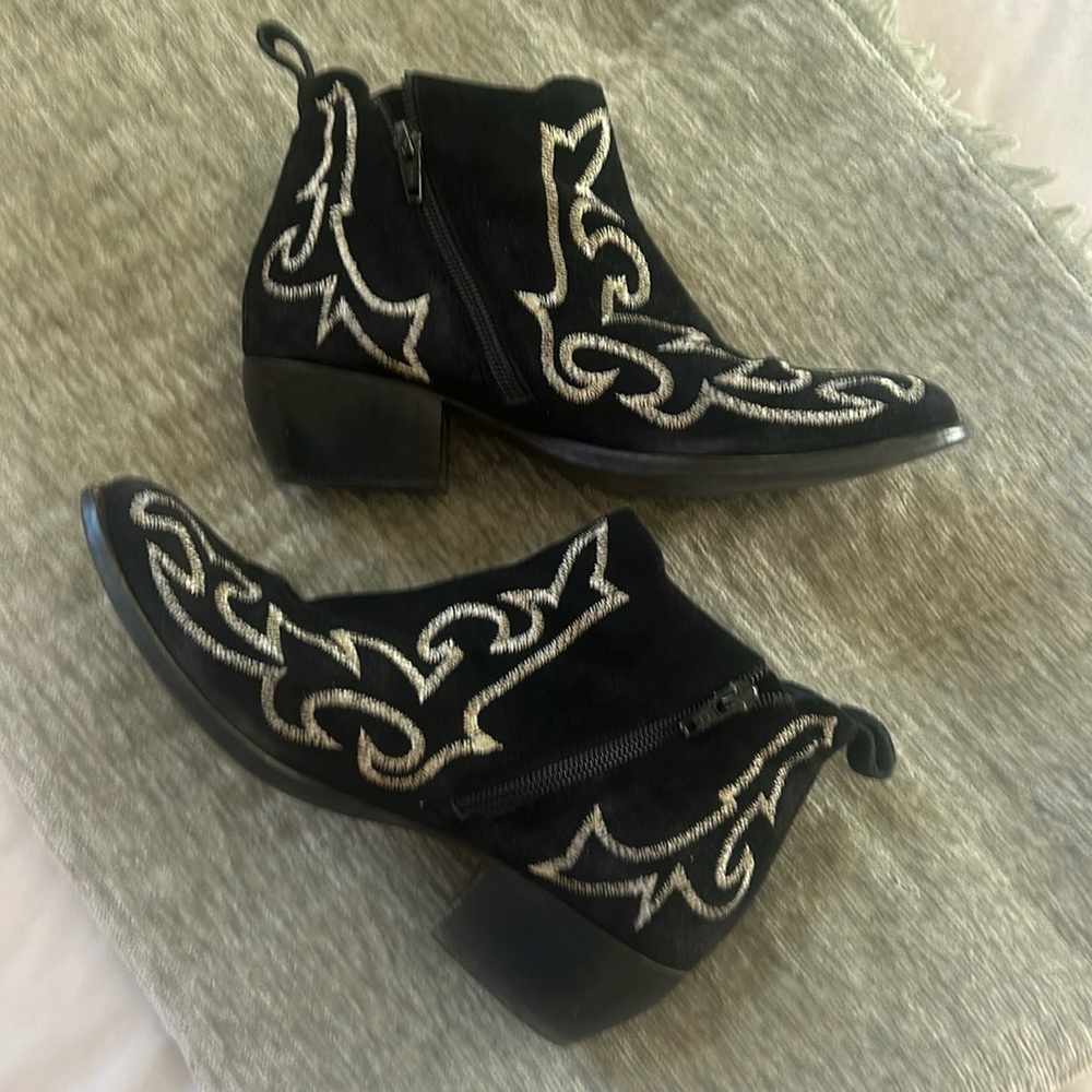 Australian - Wittner Suede like Black and gold western boots!